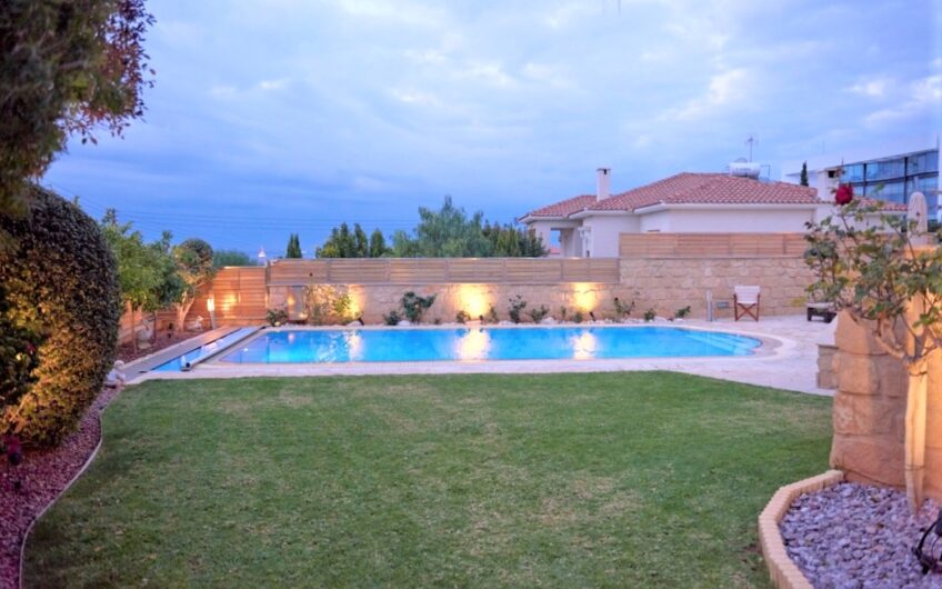 Luxury 5+2 Bedroom Villa in Mesovounia