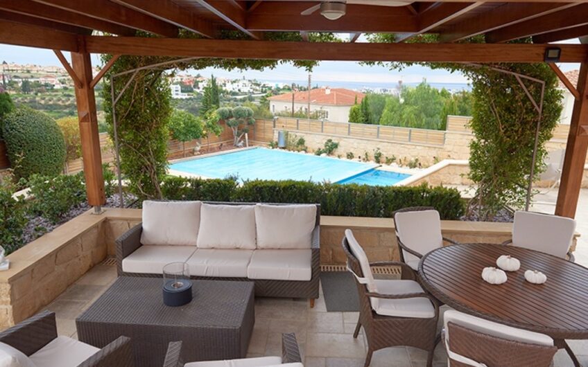 Luxury 5+2 Bedroom Villa in Mesovounia