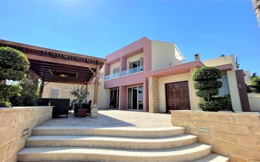 Luxury 5+2 Bedroom Villa in Mesovounia