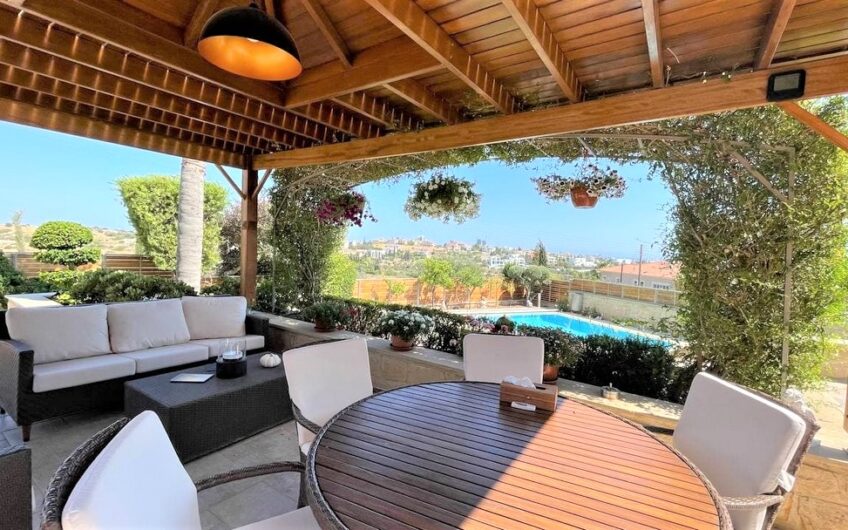 Luxury 5+2 Bedroom Villa in Mesovounia